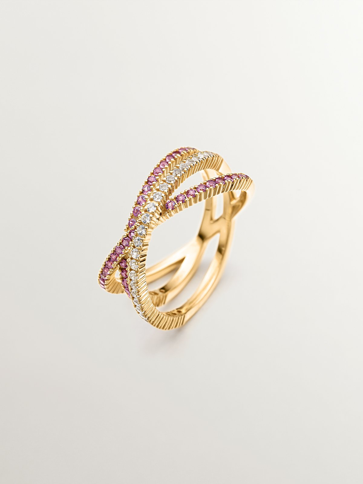 Anillo triple cruzado de plata 925 bañada en oro amarillo de 18K con topacios blancos y rodolitas moradas