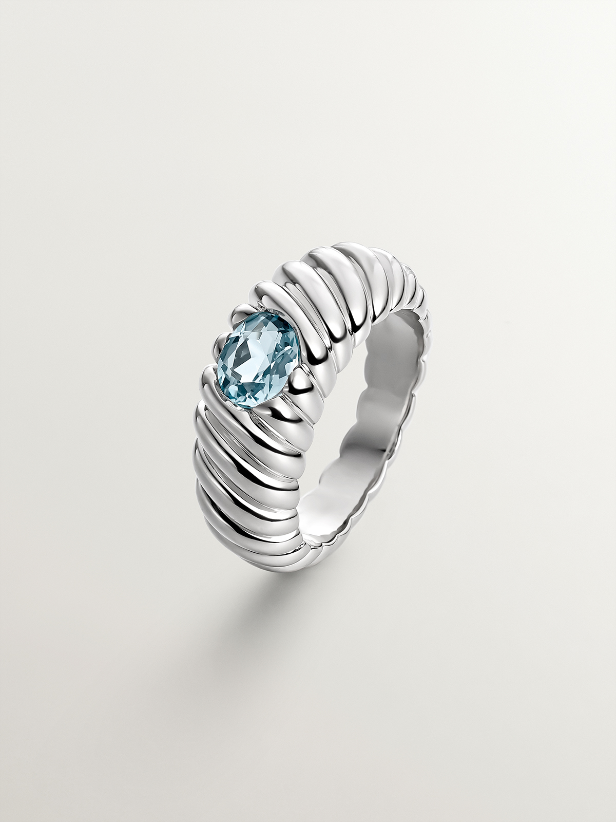 Anillo gallonado de plata 925 con topacio azul sky