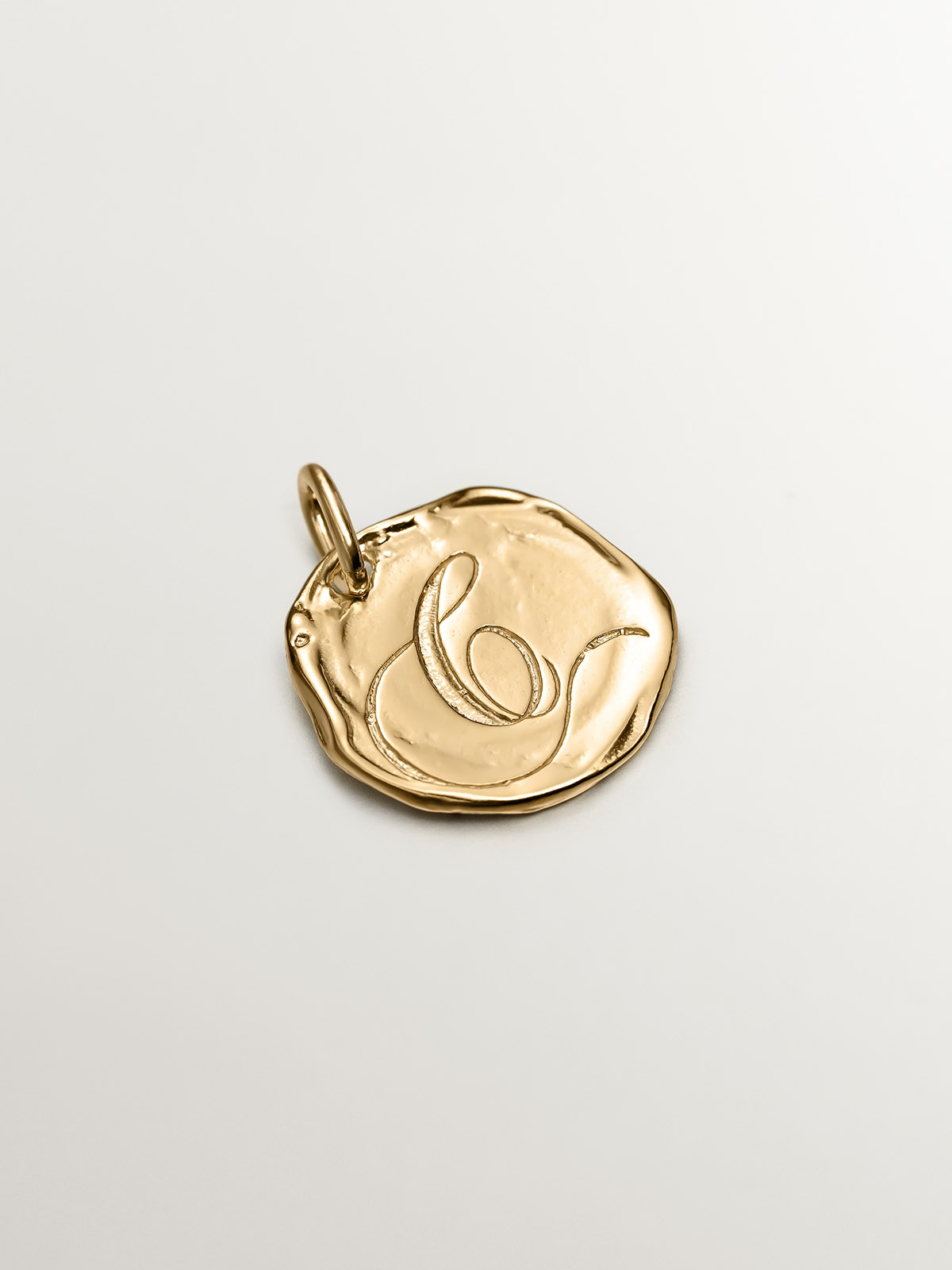 Charm artesanal de plata 925 bañada en oro amarillo de 18K con inicial C