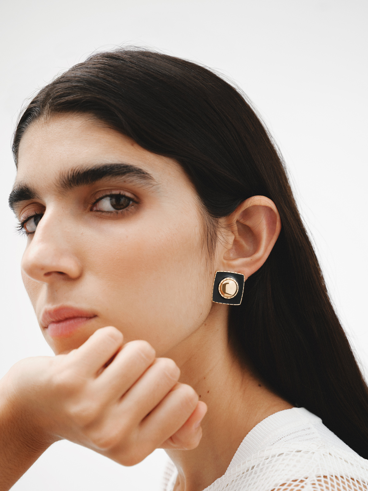 Pendientes de plata 925 bañada en oro amarillo de 18K con forma geométrica y esmalte negro