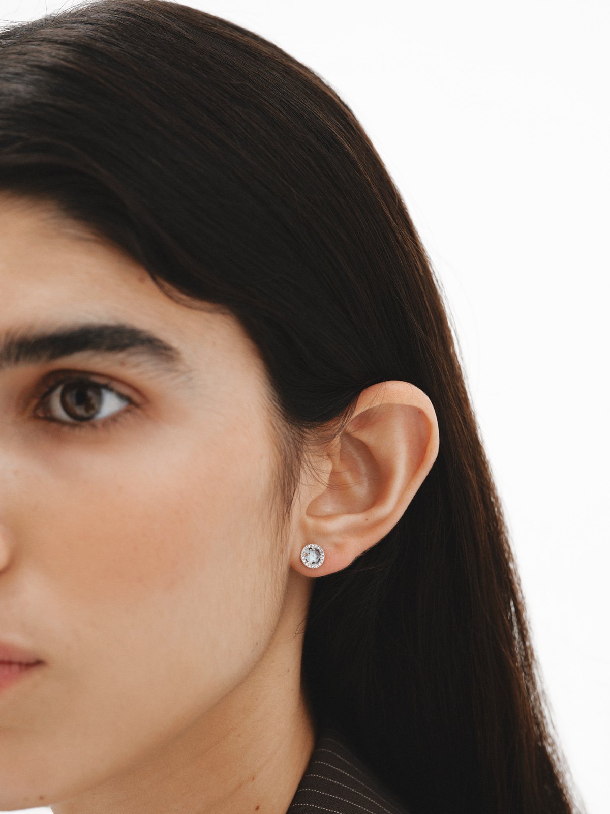 Boucles d'oreilles en argent 925 avec topaze bleue de 0,82 cts et bordure de saphirs blancs.