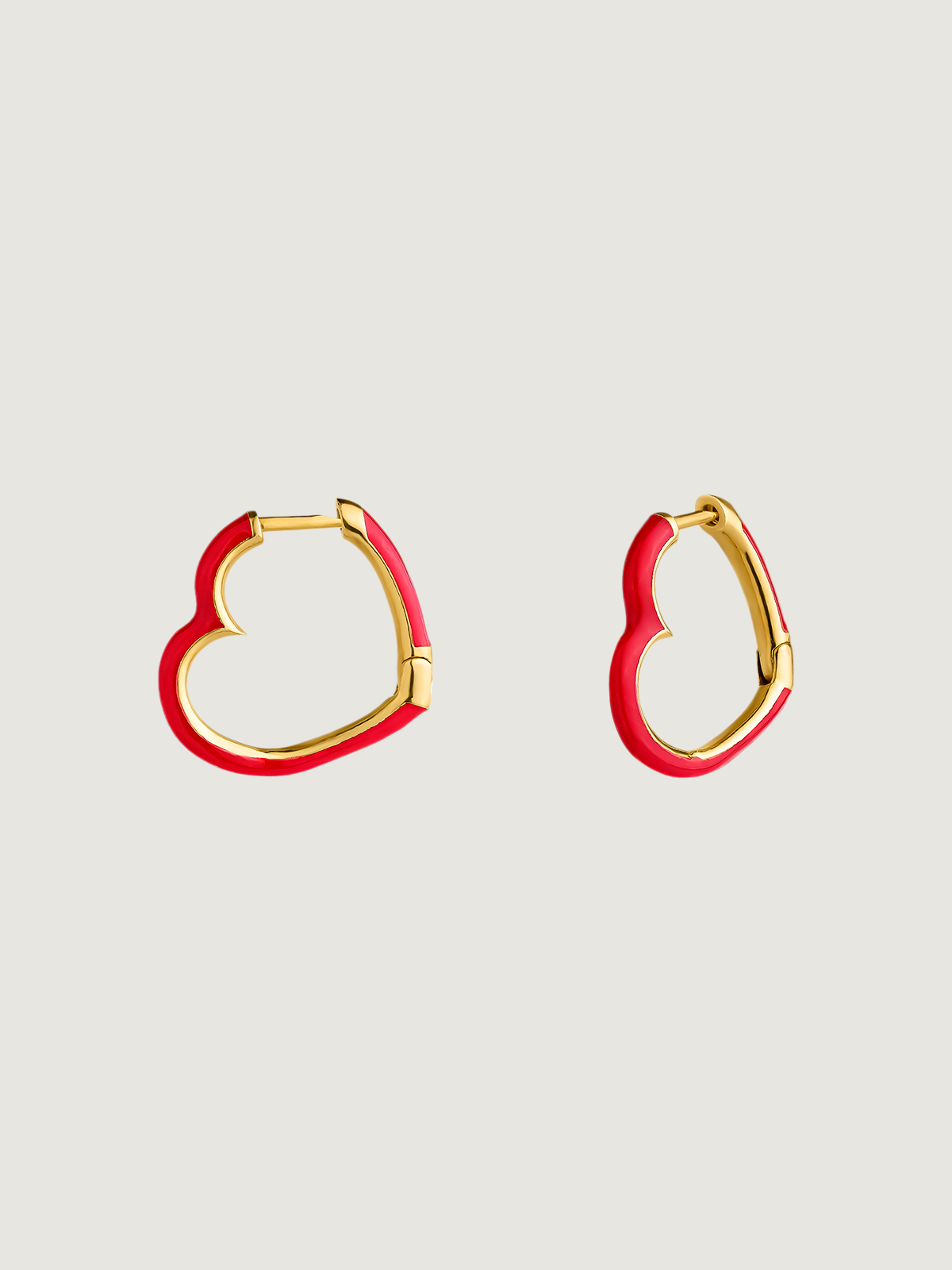 Boucles d'oreilles de taille moyenne en argent 925 plaqué or jaune 18K en forme de cœur et émail rouge.