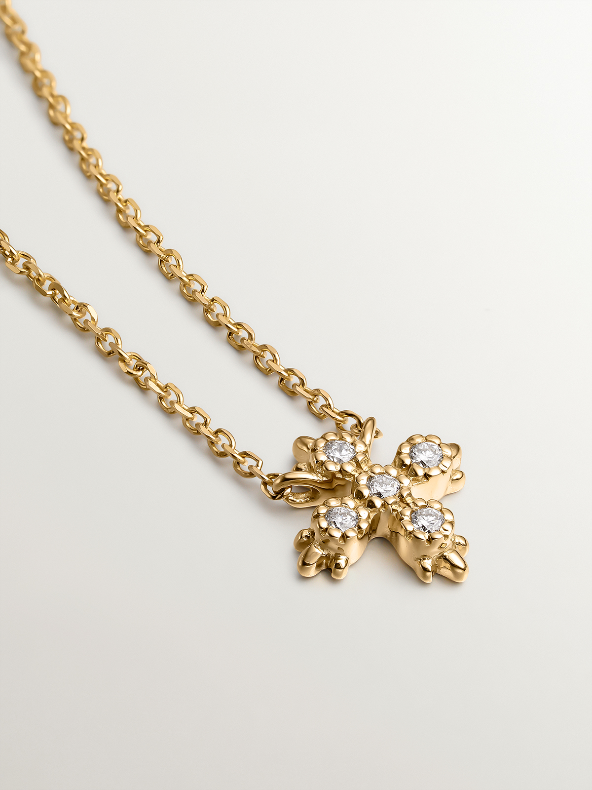 Pendentif en or jaune 18K avec croix de diamants