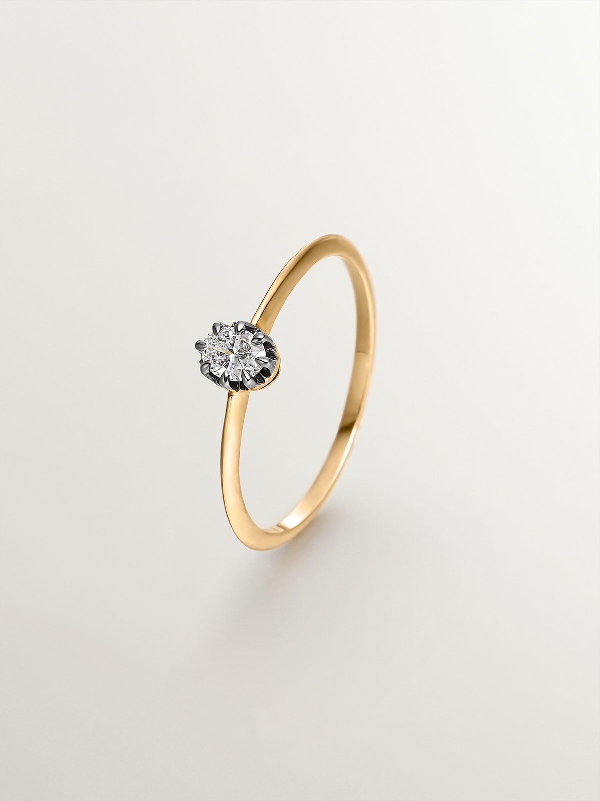 Anillo de oro amarillo de 18K con efecto envejecido y diamante en talla oval