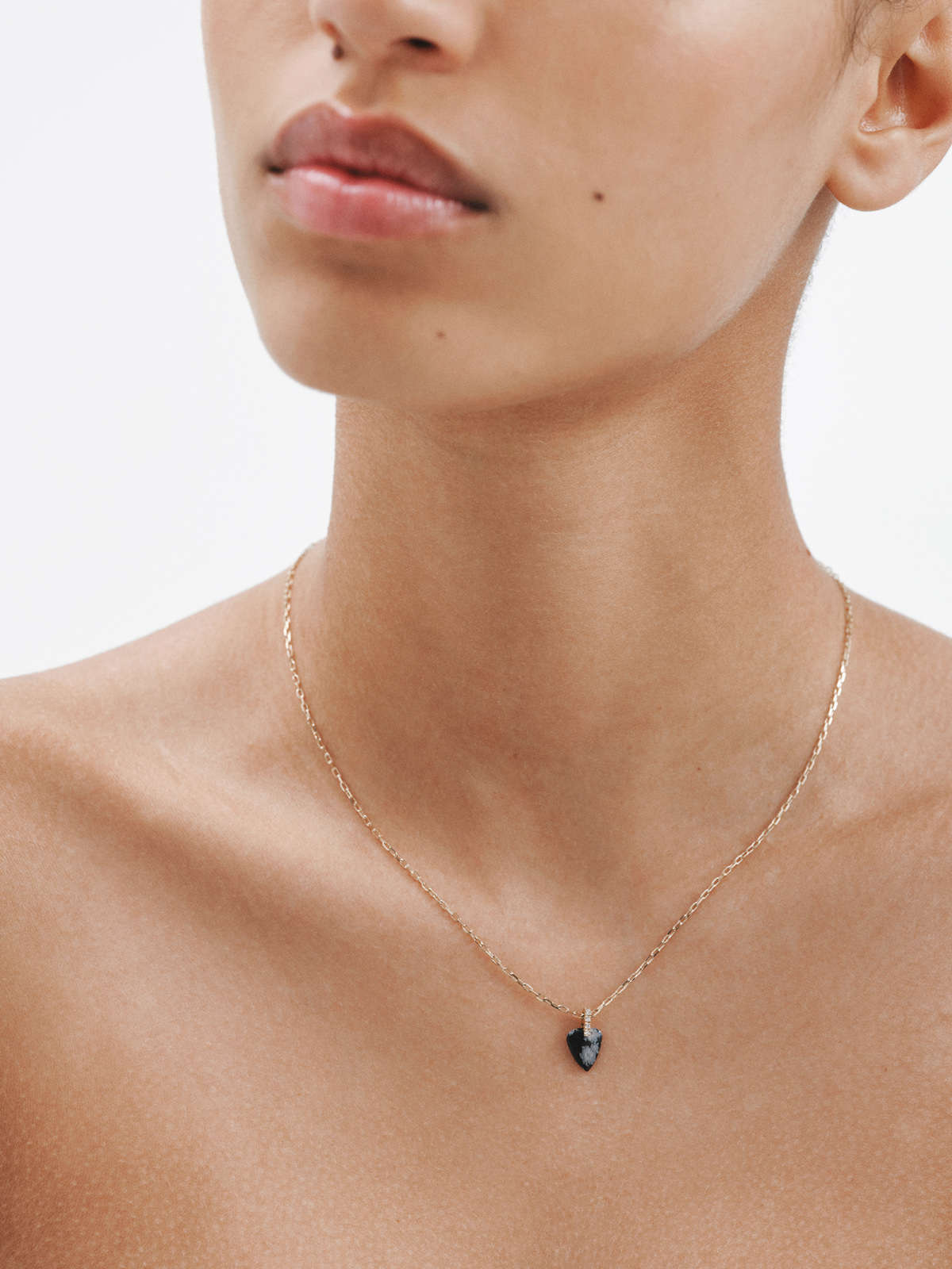 9K yellow gold necklace with teardrop-cut black obsidian and 0.03 ct brilliant-cut diamonds