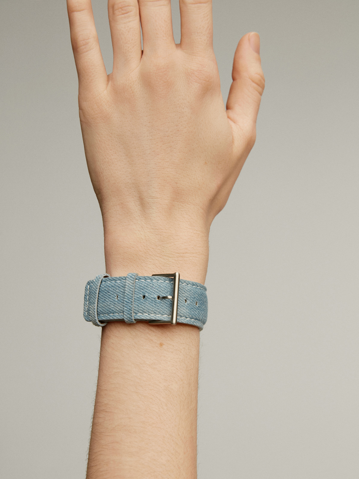 Blue leather strap for Apple Watch with denim finish.