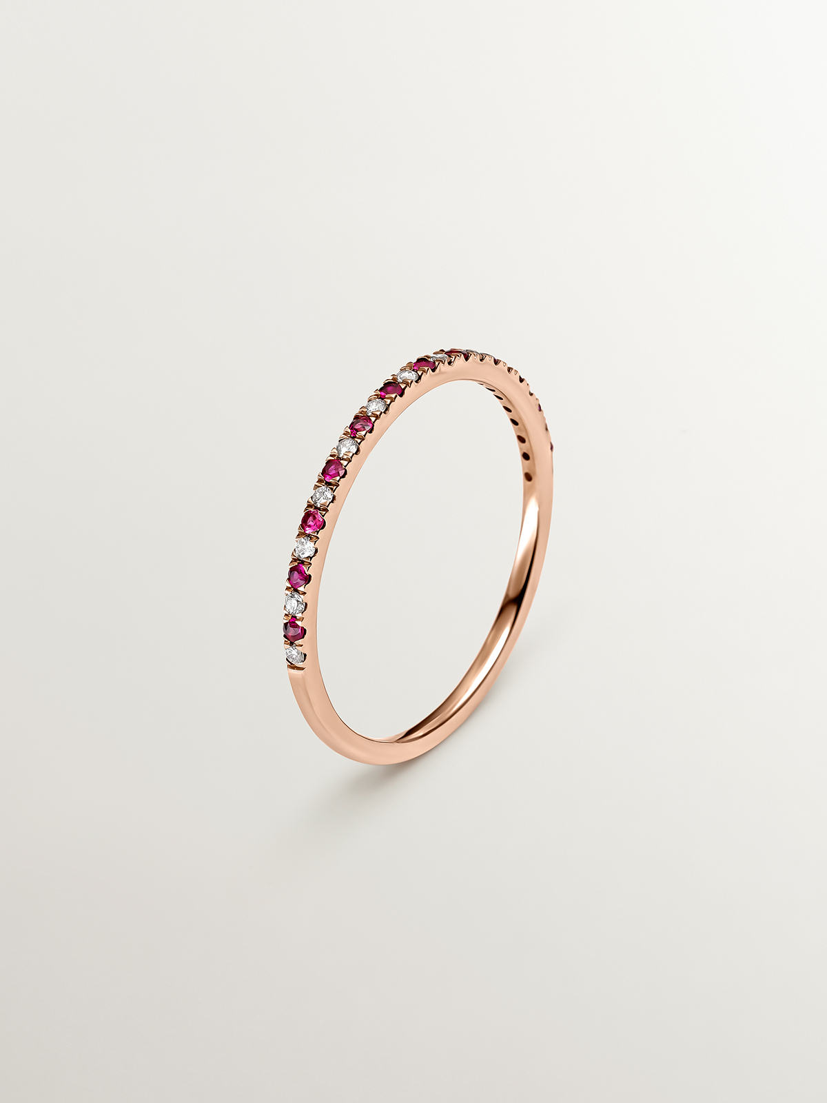 Bague en or rose 9K avec rubis rouges et diamants