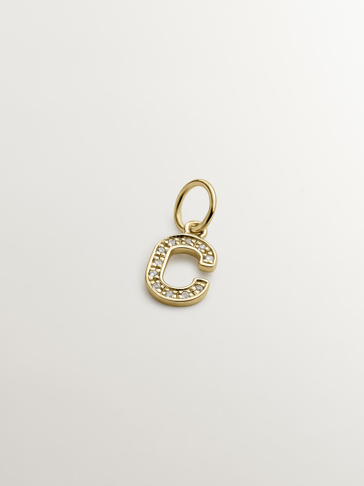 Charm de plata 925 bañada en oro amarillo de 18K y topacios blancos inicial C