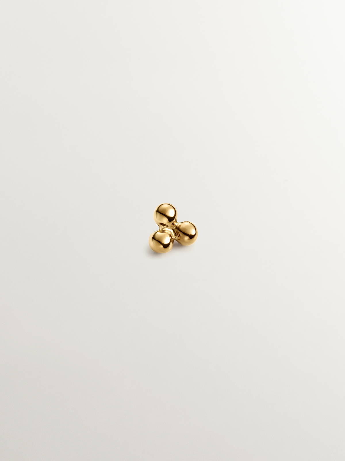 Piercing de oro amarillo de 18K con triple bolita