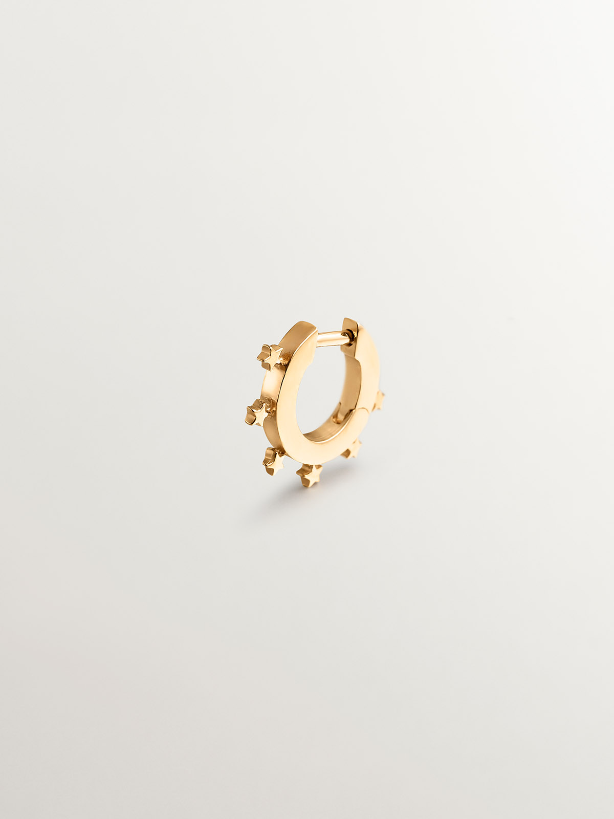 Individual small hoop earring made of 925 silver, bathed in 18K yellow gold with stars.