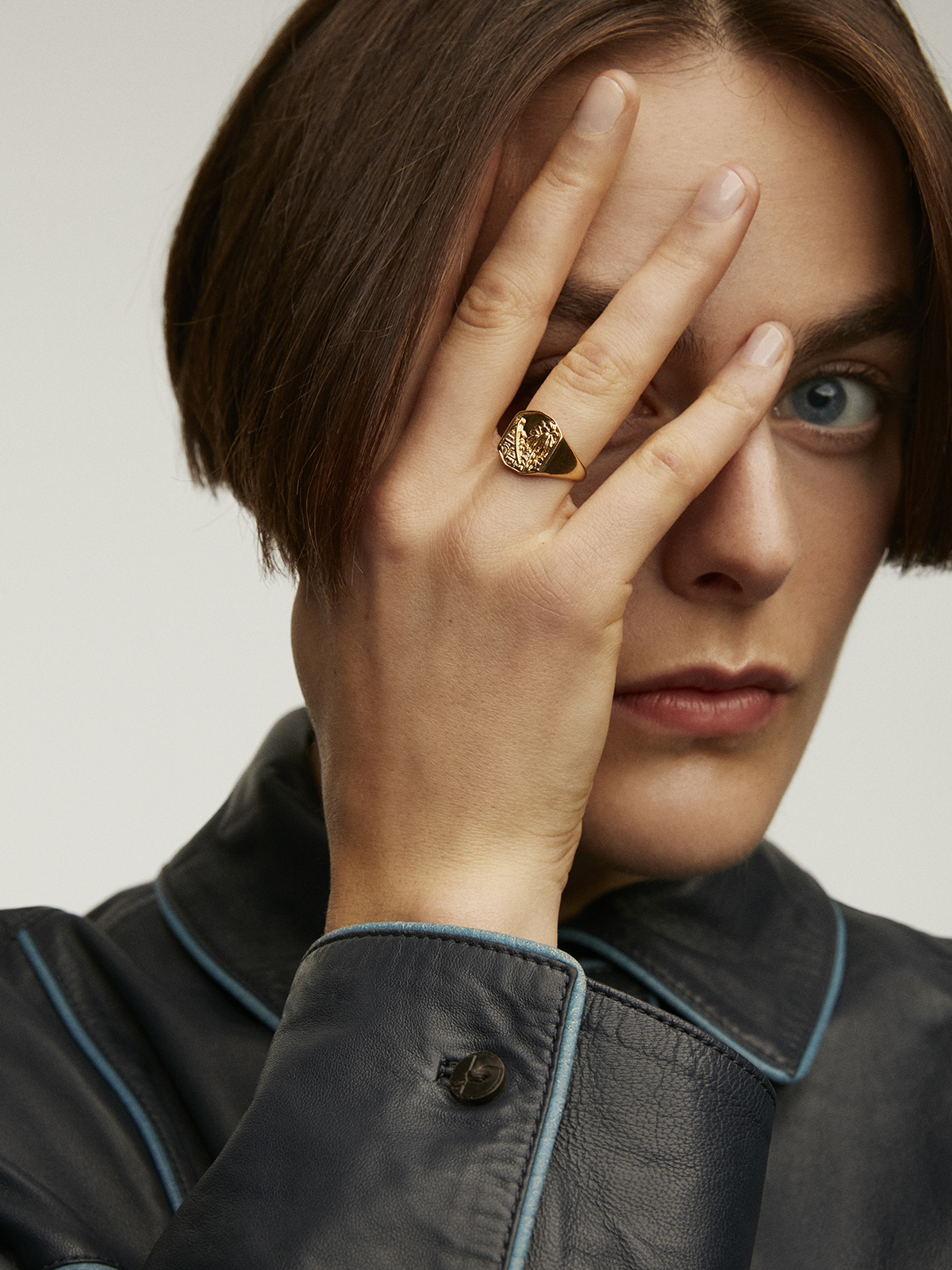 Wide band ring type, made of 925 silver coated in 18K yellow gold with a landscape feature.