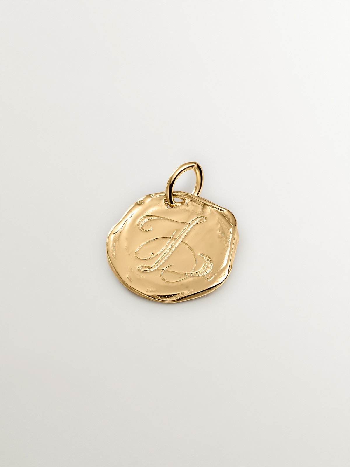 Charm artesanal de plata 925 bañada en oro amarillo de 18K con inicial Z