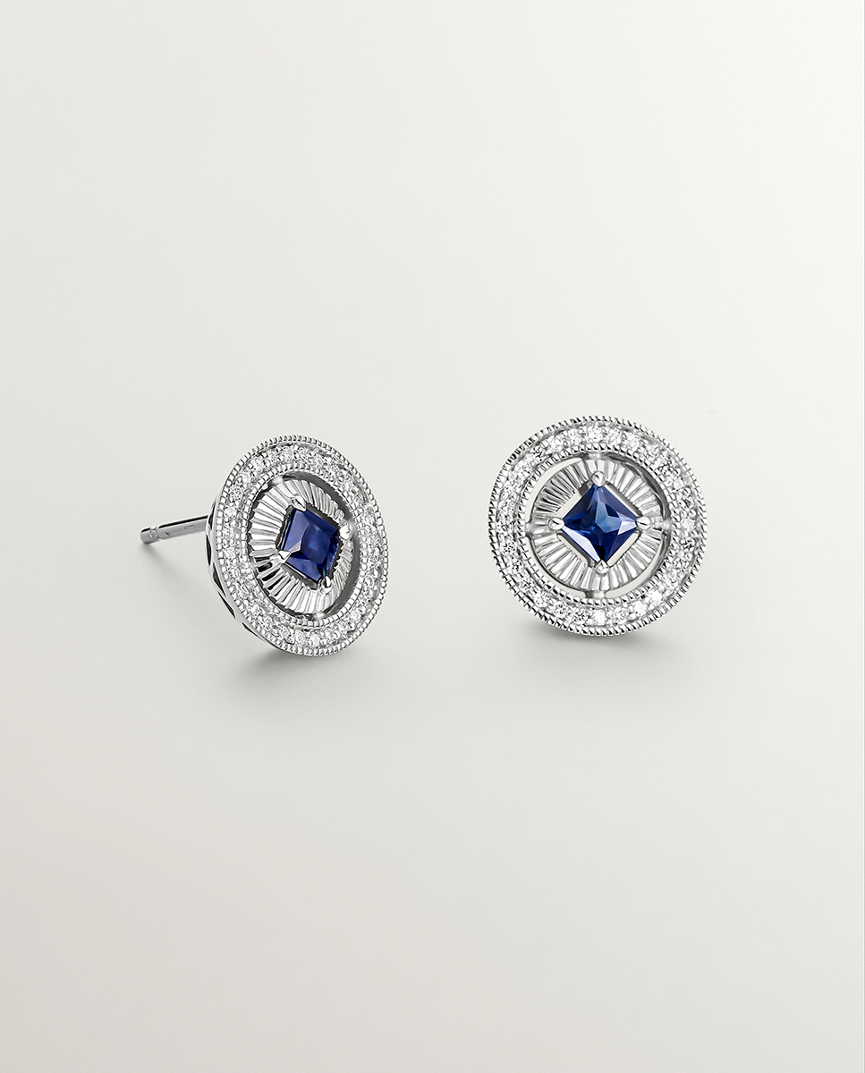 Pendientes de oro blanco de 18K con diamantes en talla brillante y zafiros azules en talla princesa