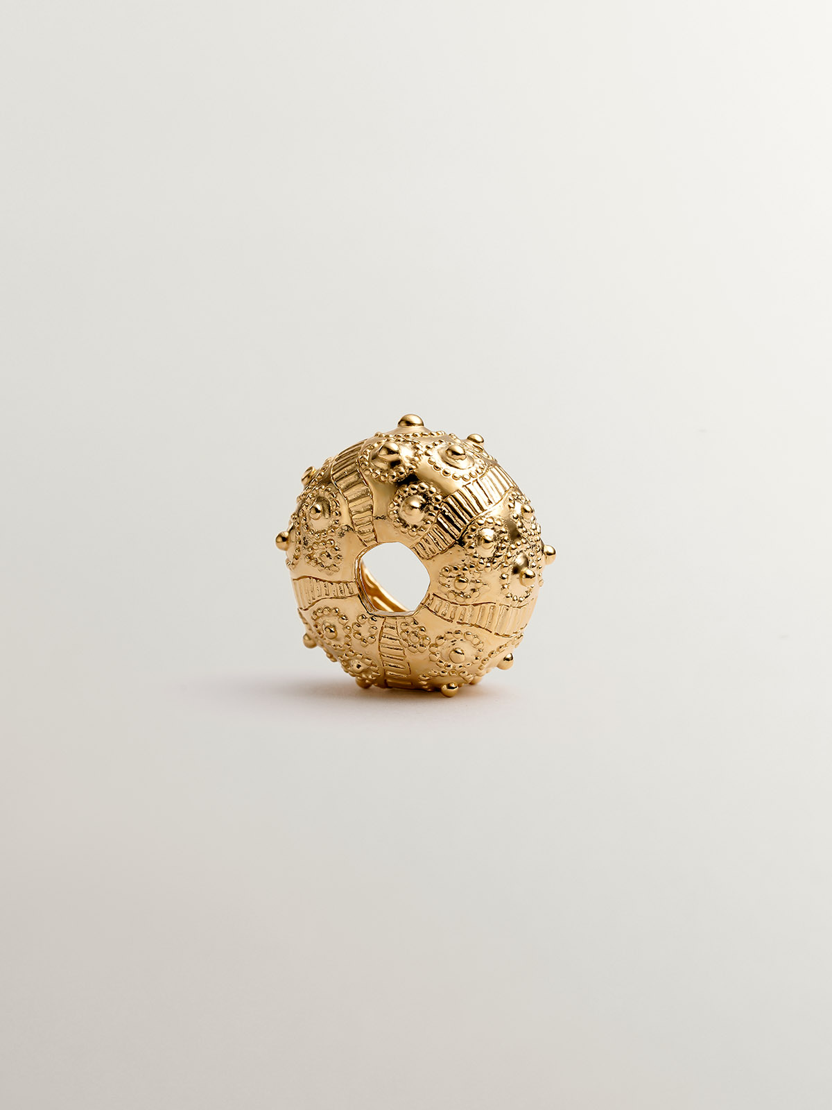 18K yellow gold-plated 925 silver charm in the shape of a sea urchin.