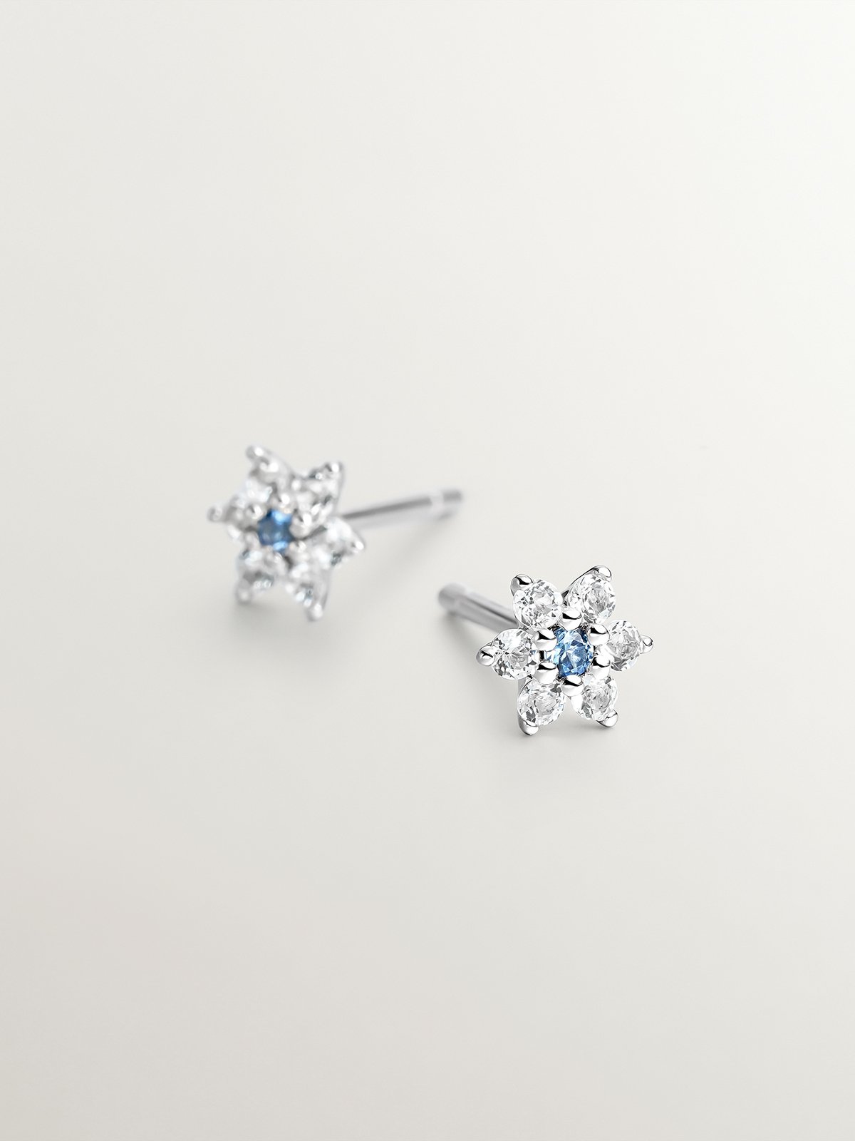 925 Silver earrings in the shape of a flower with sapphire and topaz.