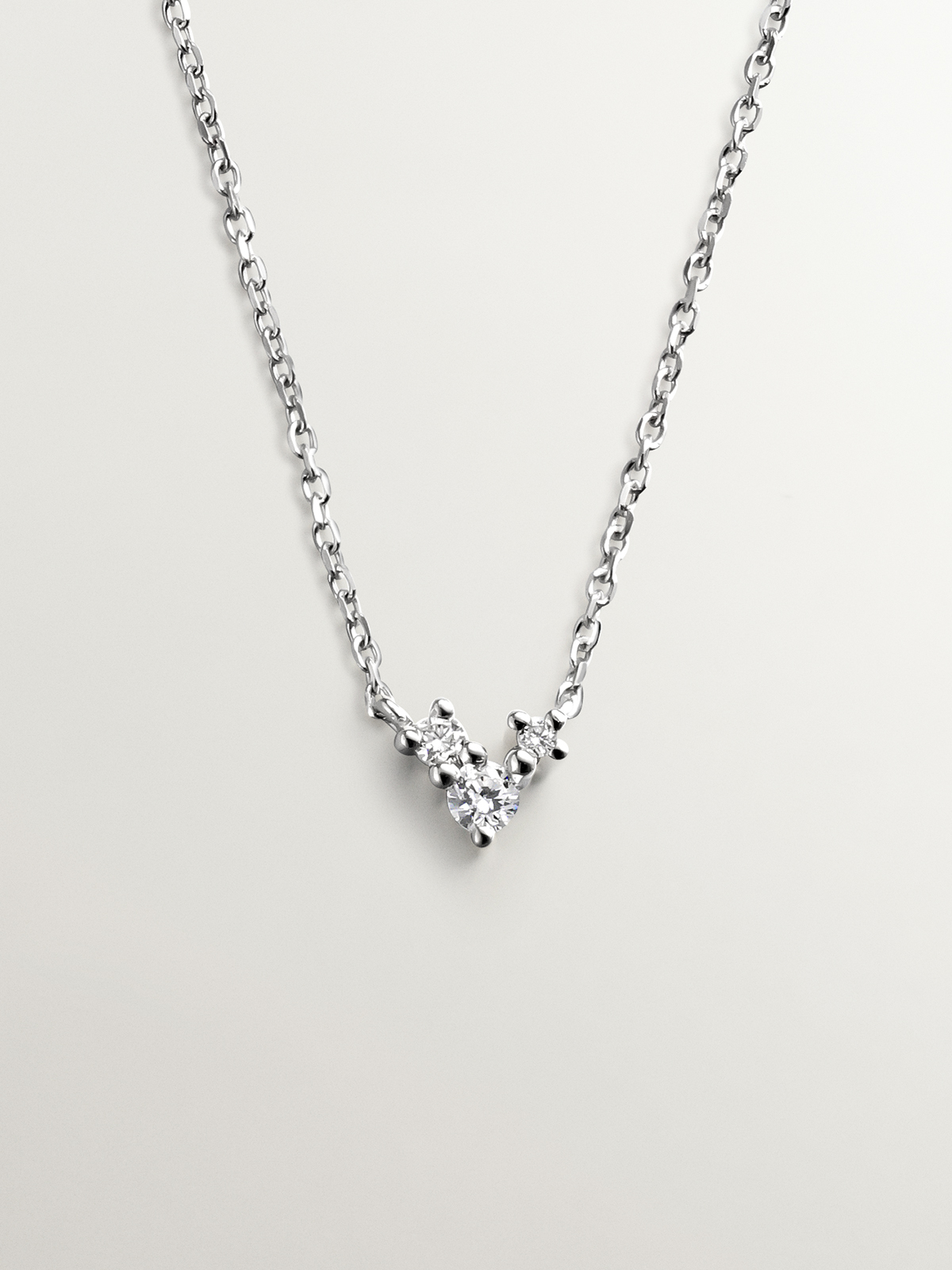 18K white gold pendant with brilliant cut diamonds