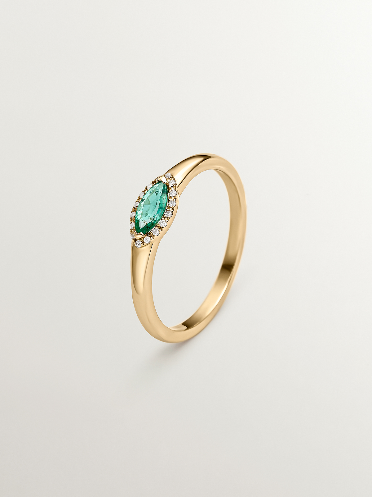 9K Yellow Gold Ring with Emerald and Diamonds
