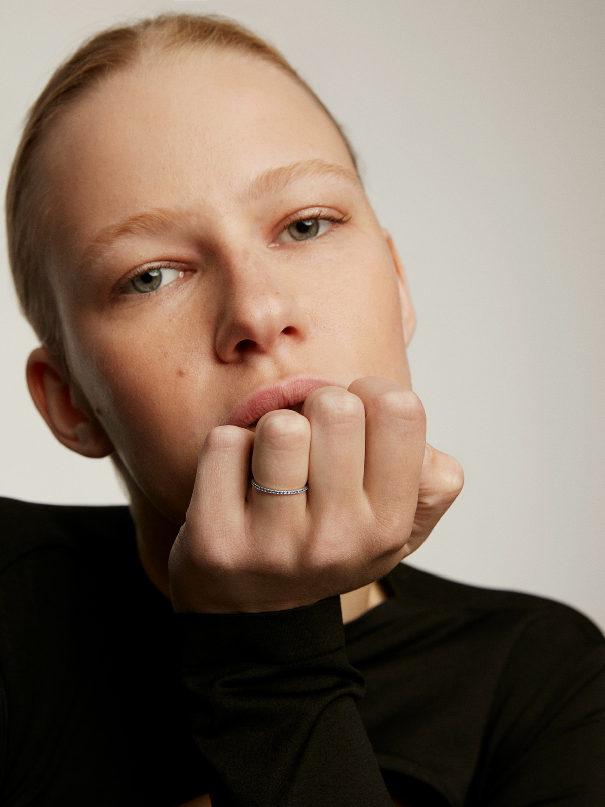 Bague en or blanc 9K avec des saphirs bleus