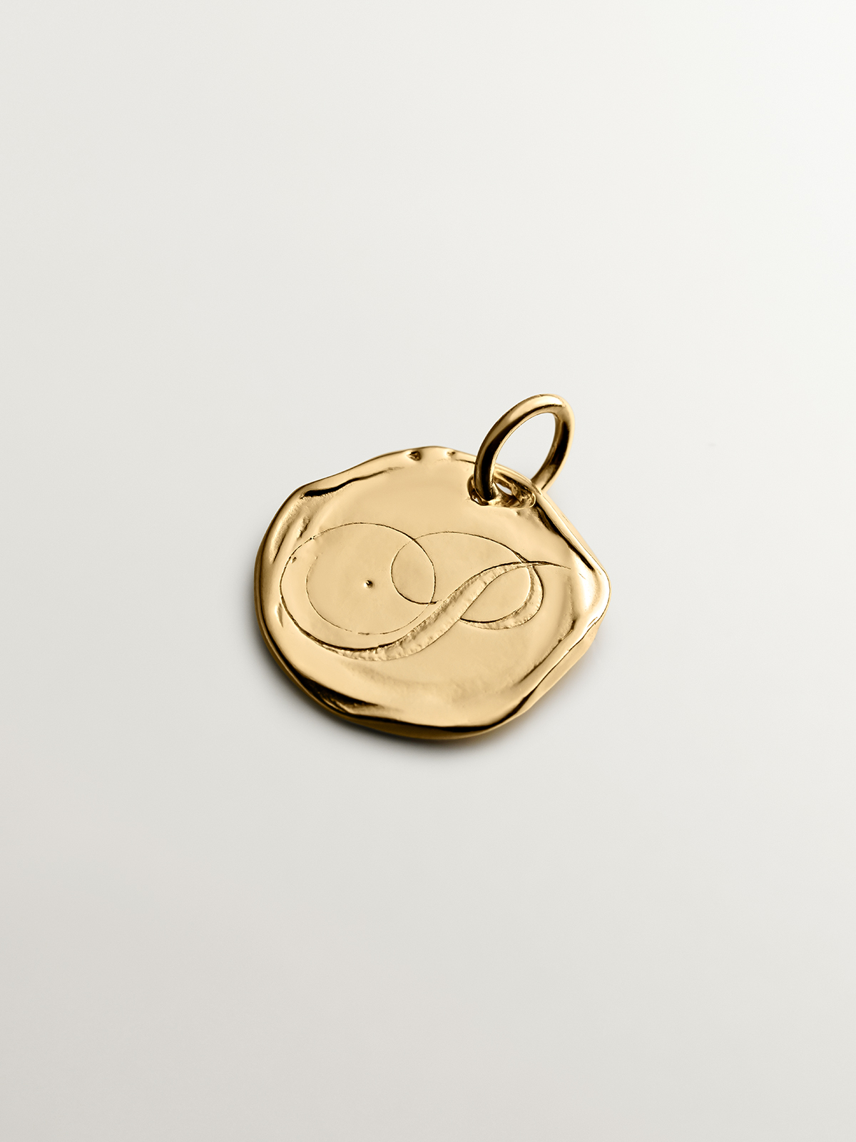 Charm artesanal de plata 925 bañada en oro amarillo de 18K con inicial P