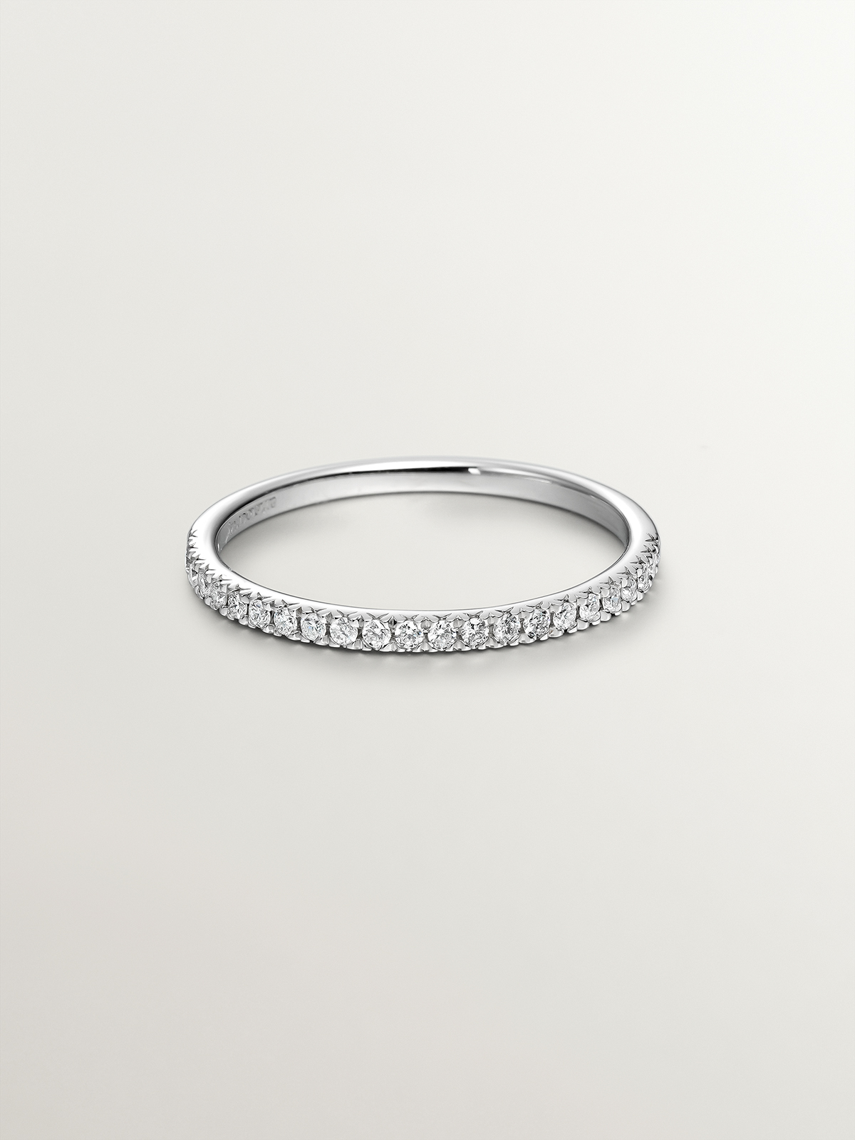 Bague en or blanc 18 carats avec diamants 0,09 cts