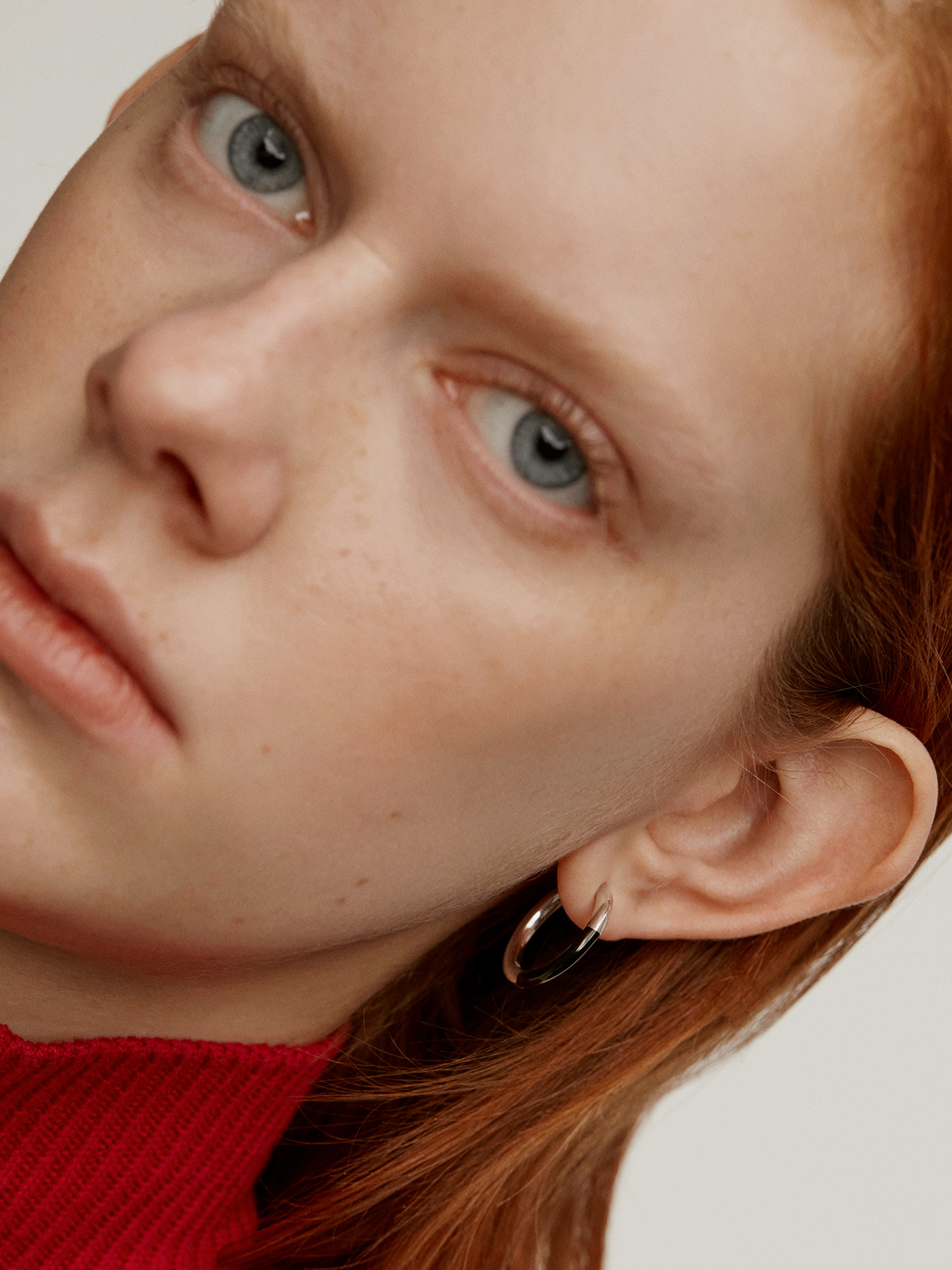 Medium hoop earrings in 925 silver with black enamel.