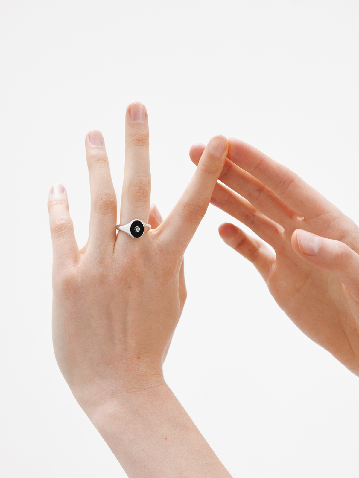 Signet style ring in rhodium-plated 925 silver with black onyx and brilliant-cut white quartz.