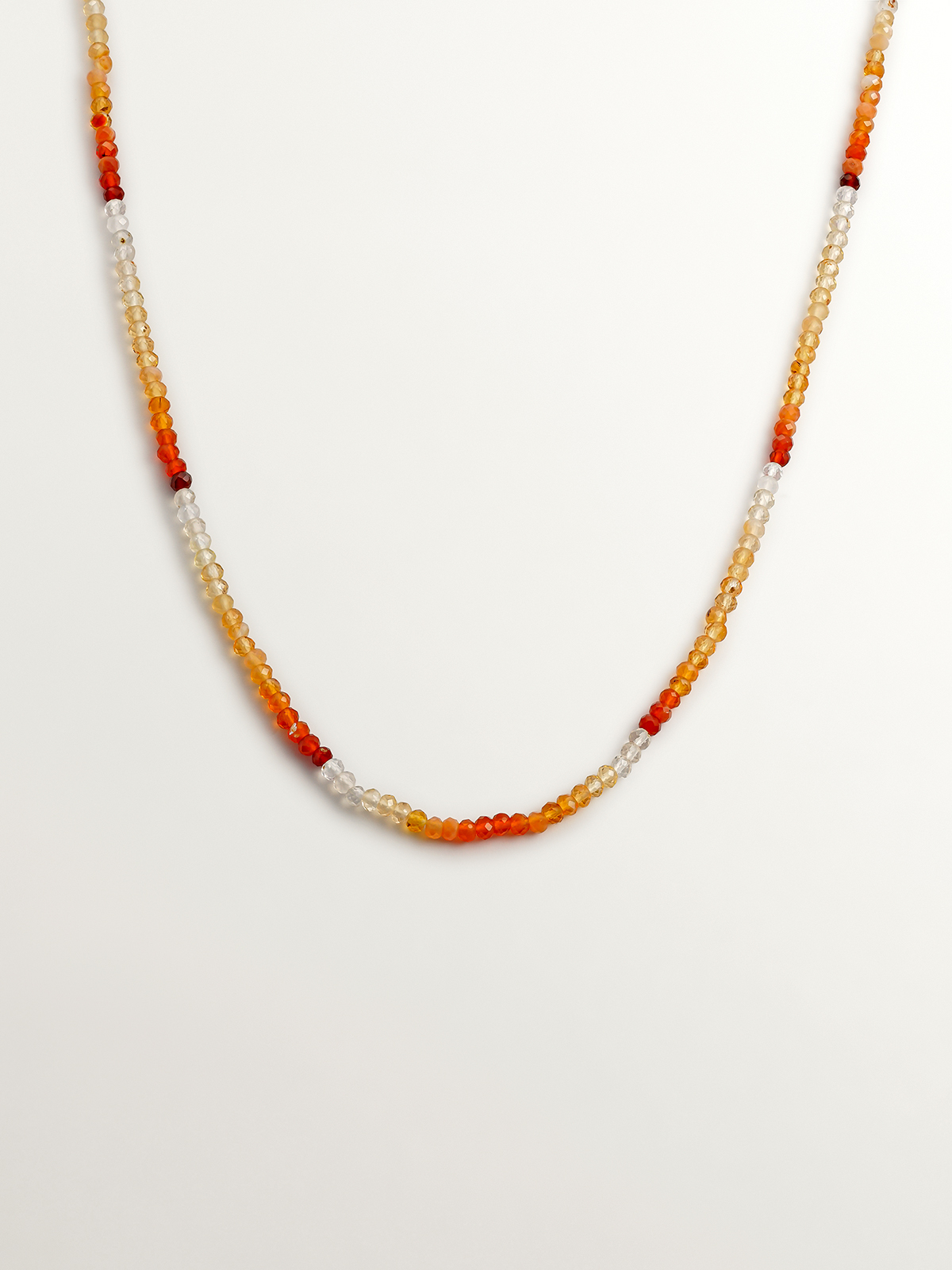 Collier en argent 925 plaqué en or jaune 18K avec de petites boules d'opale multicolores.