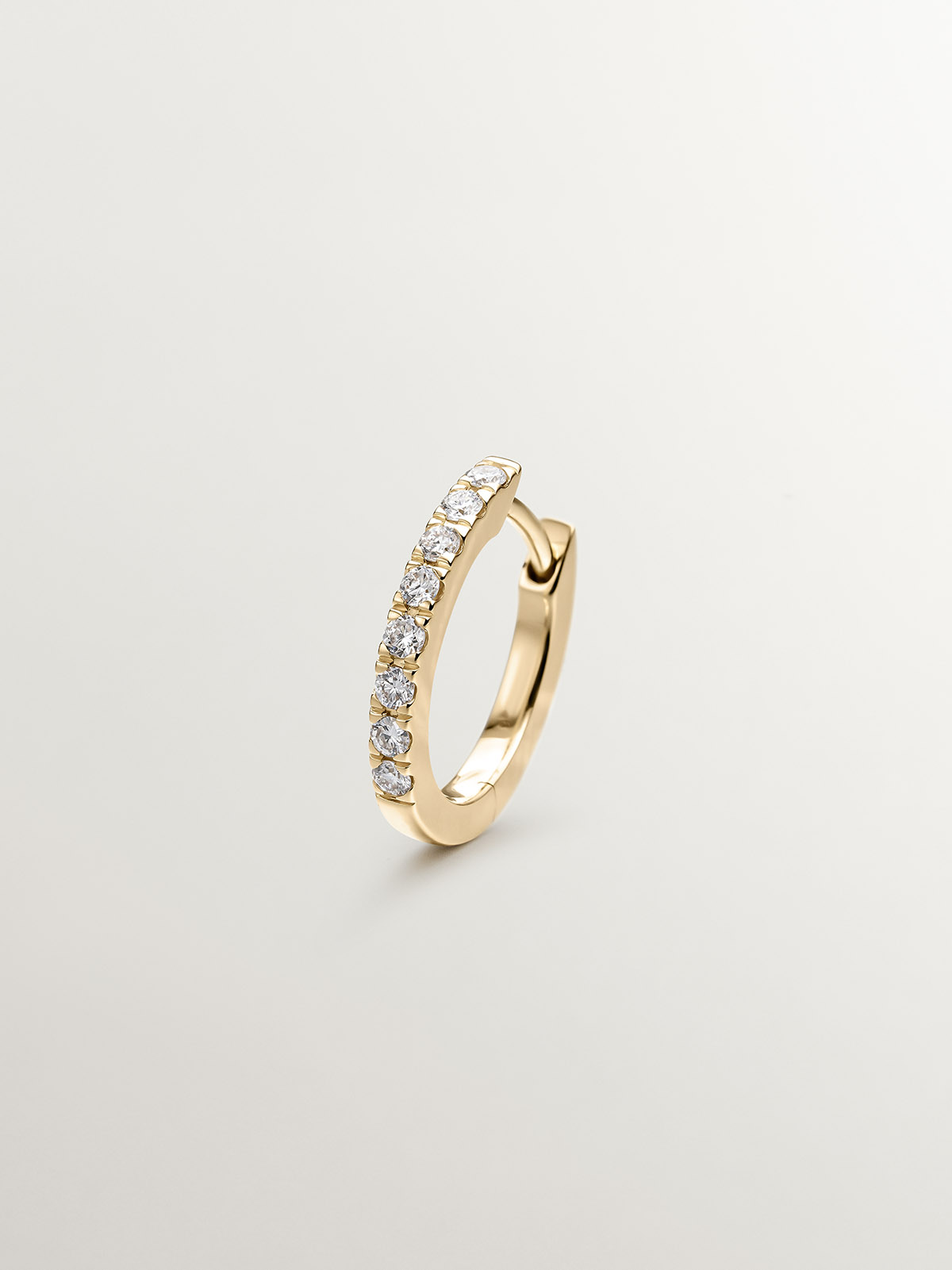 Individual 18K yellow gold hoop earring with diamonds.