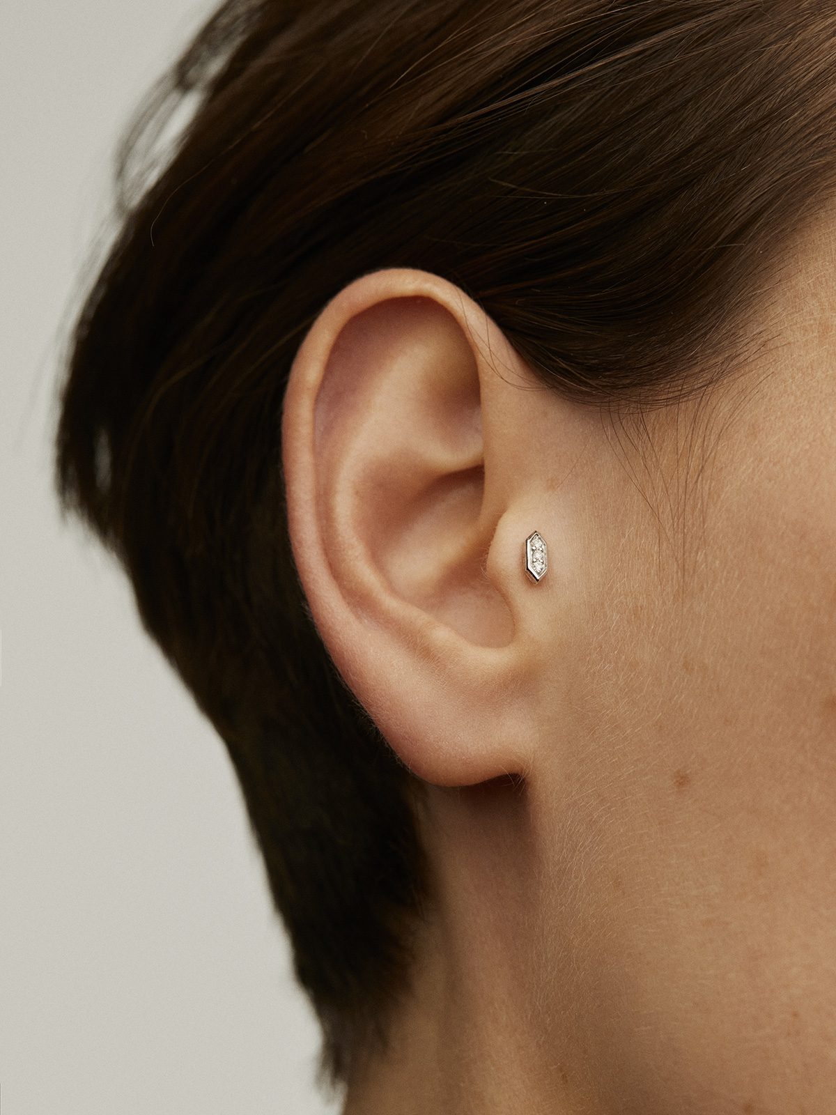 Piercing hexagonal de oro blanco de 18K con diamantes