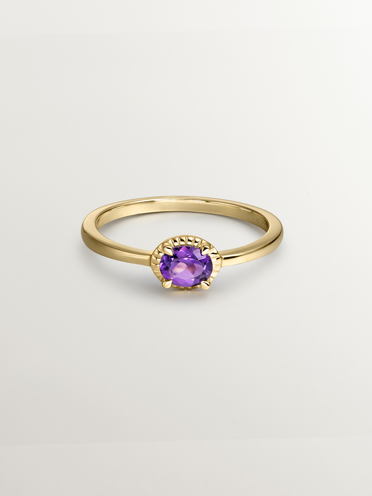 Bague en argent 925 plaqué or jaune 18K avec une pierre d'améthyste violette.