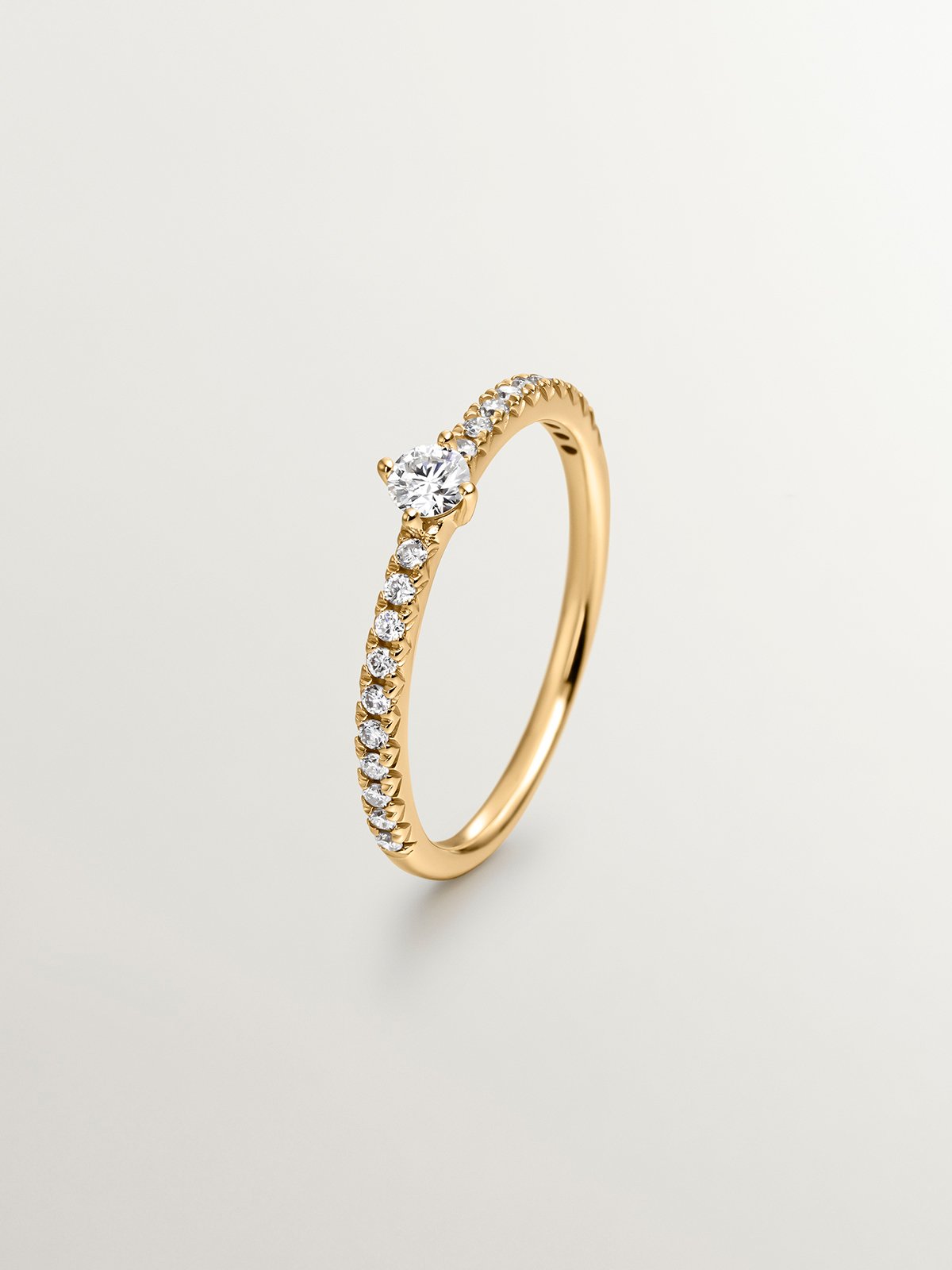 Anillo solitario de oro amarillo de 18K con diamantes