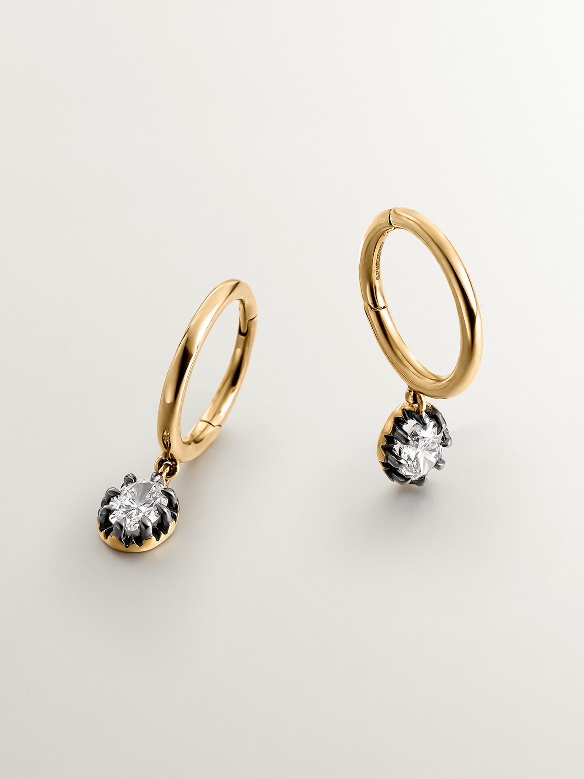 Pendientes de oro amarillo de 18K con efecto envejecido y diamantes en talla oval