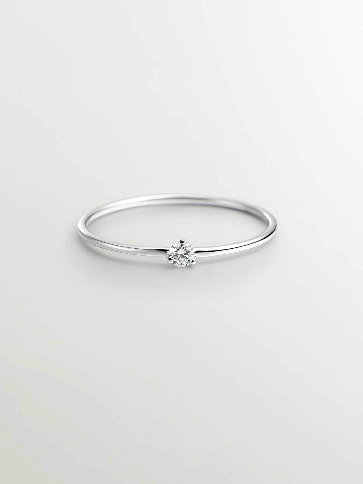 Bague solitaire en or blanc 18K avec diamant ISI2 de 0,048cts