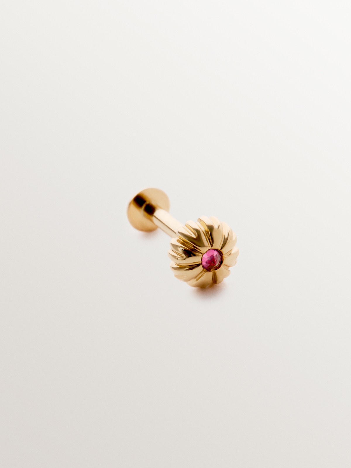 Piercing individual de oro amarillo de 18K con rodolita central rosa en talla brillante