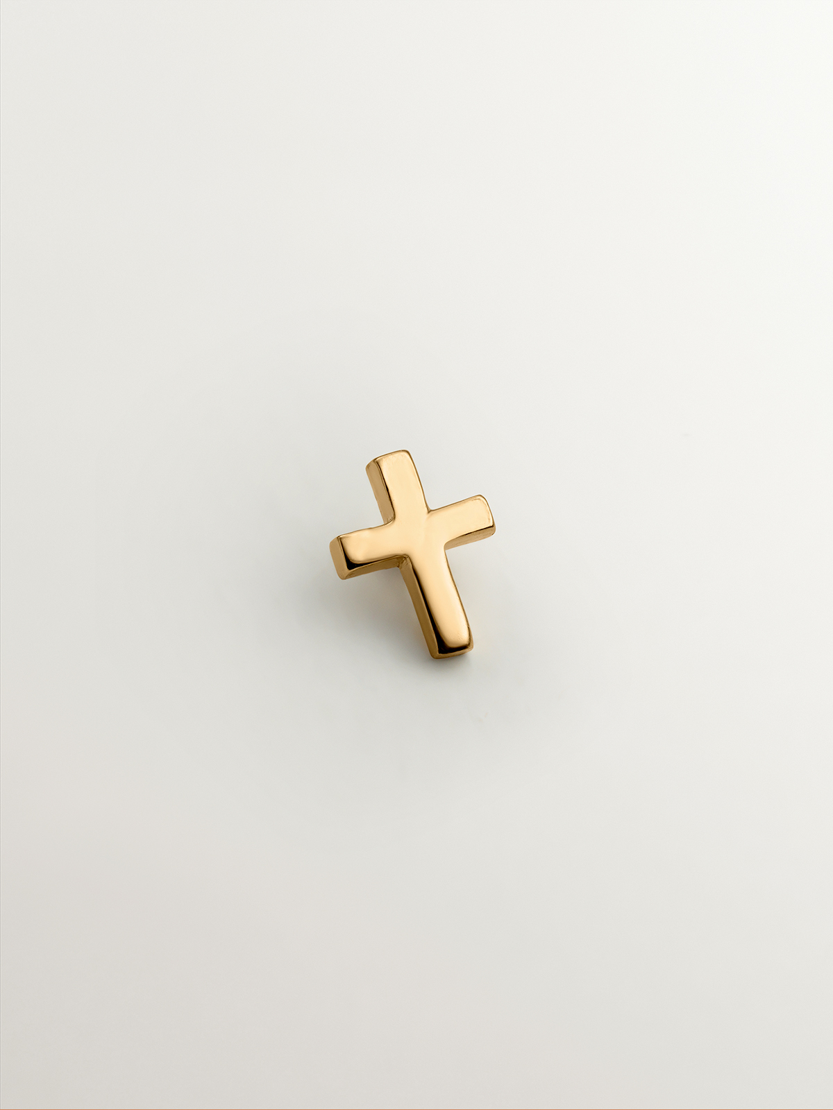 Individual 925 silver earring dipped in 18K yellow gold with cross.