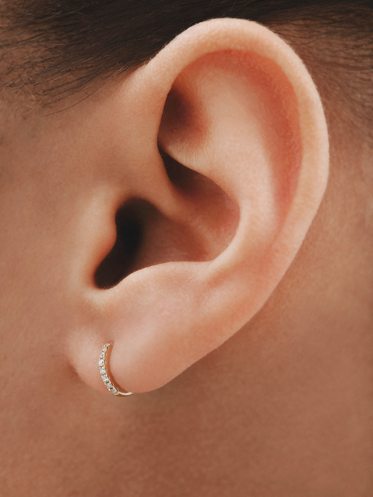 18K yellow gold single hoop earring with brilliant-cut diamond