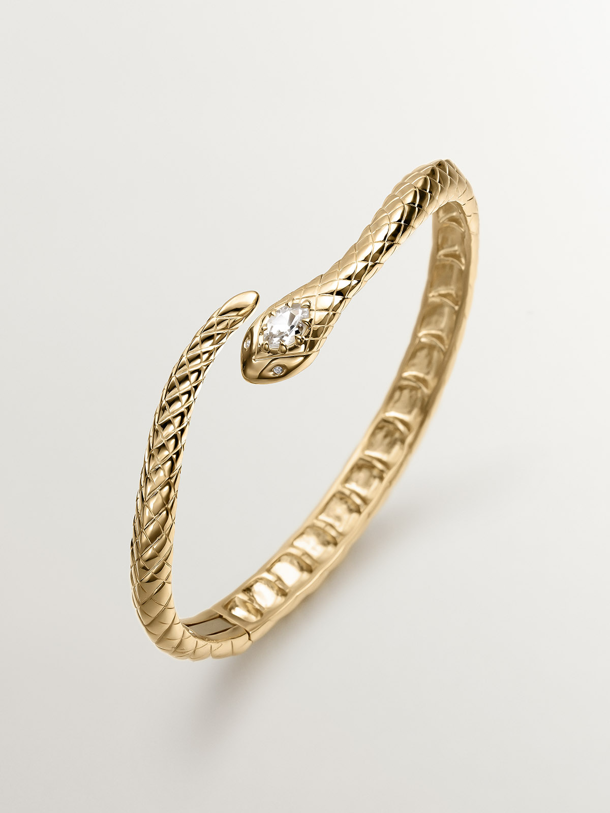 Brazalete de plata 925 bañada en oro amarillo de 18K con forma de serpiente, topacios y zafiros blancos