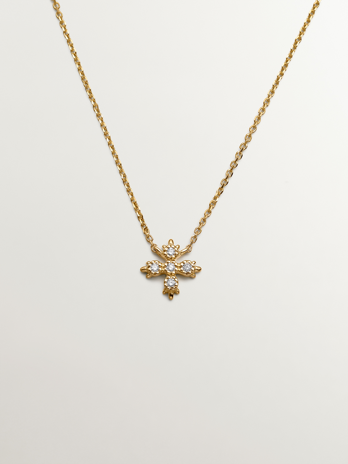 Pendentif en or jaune 18K avec croix de diamants