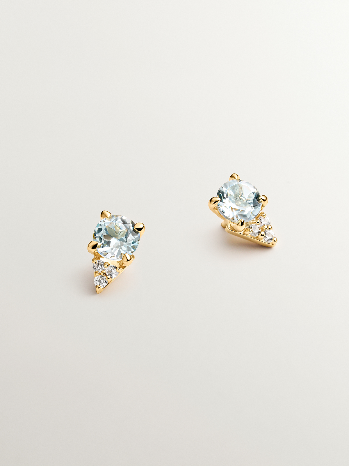 Pendientes de plata 925 bañada en oro amarillo de 18K con topacios azul sky y zafiros blancos