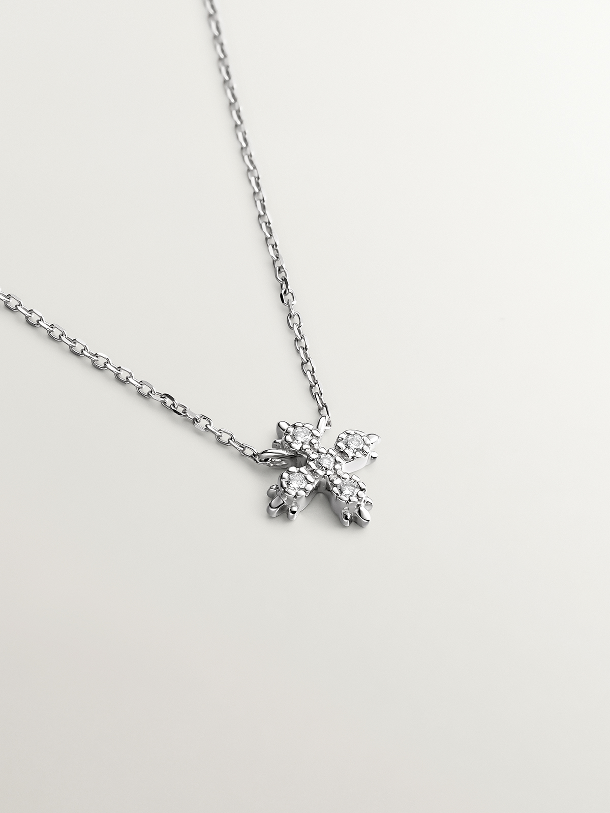 18K white gold pendant with cross featuring white diamonds.