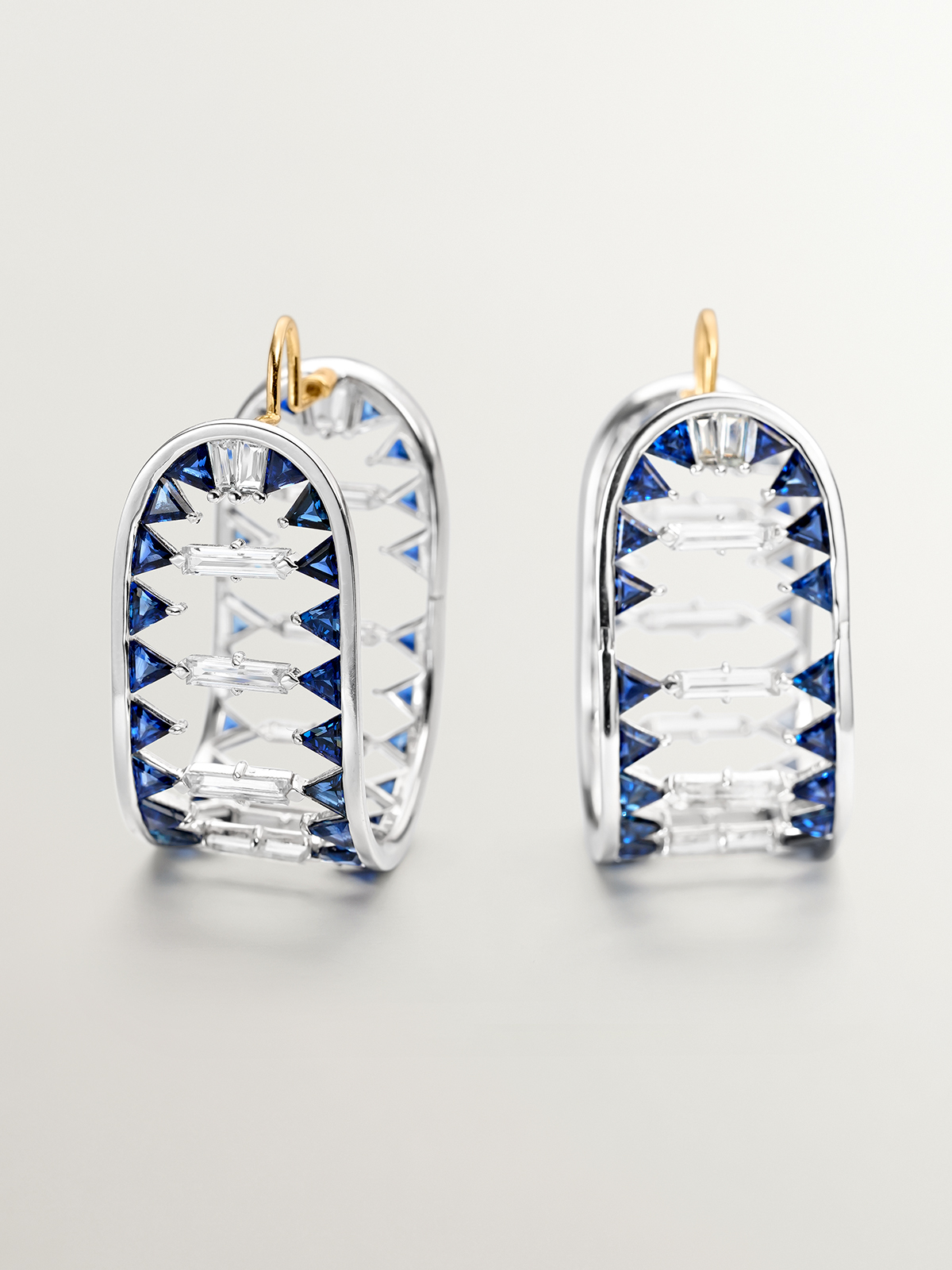 Grandes boucles d'oreilles en or blanc 9K avec quartz blancs et saphirs bleus