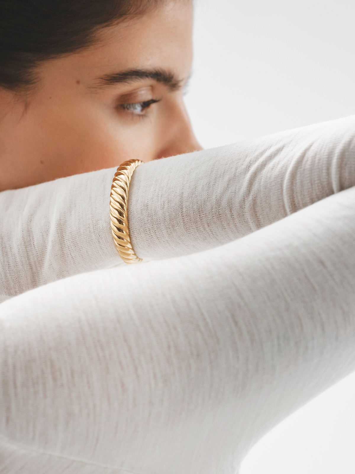 Rigid 18K yellow gold plated 925 silver bracelet with texture