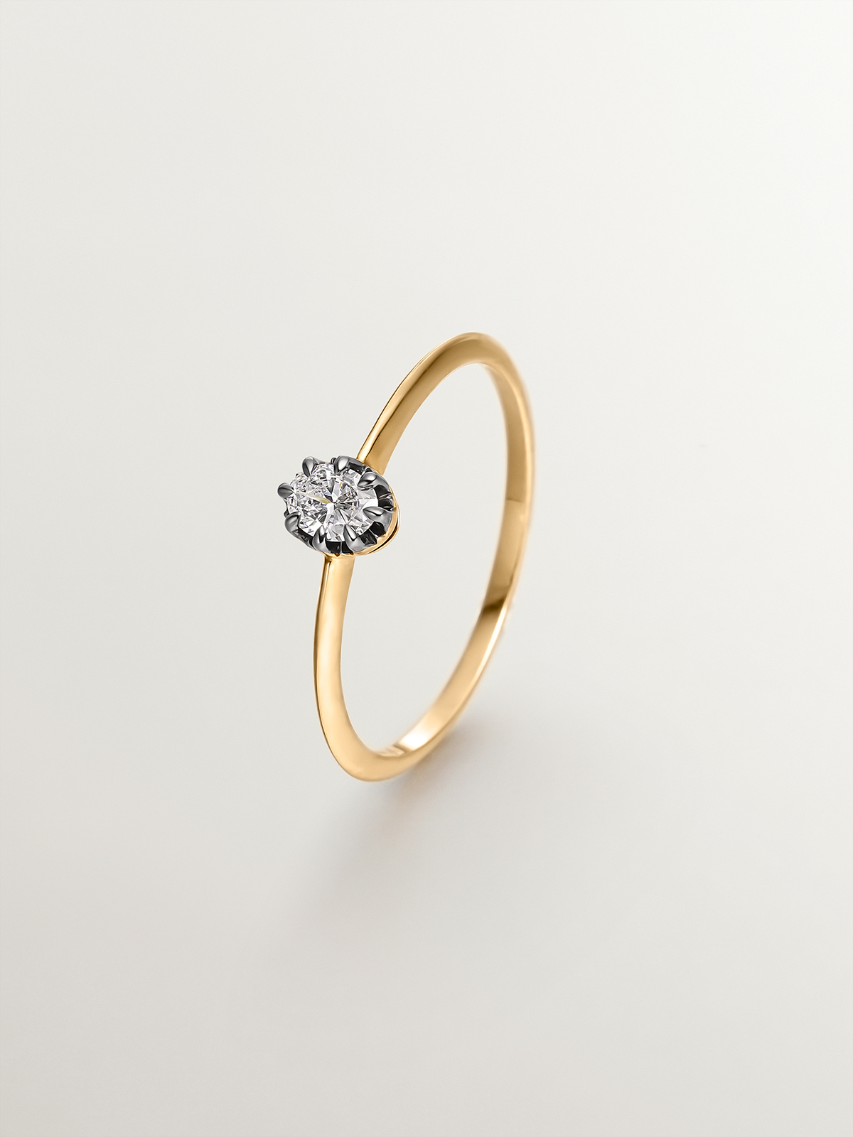 18K yellow gold ring with aged effect and oval-cut diamond