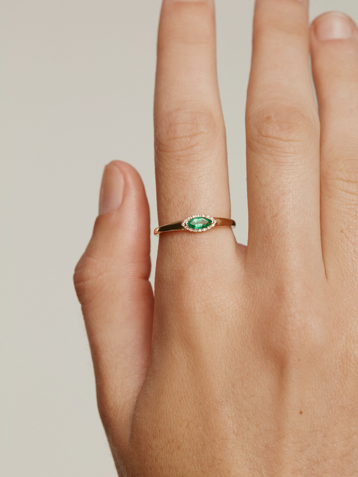 9K Yellow Gold Ring with Emerald and Diamonds