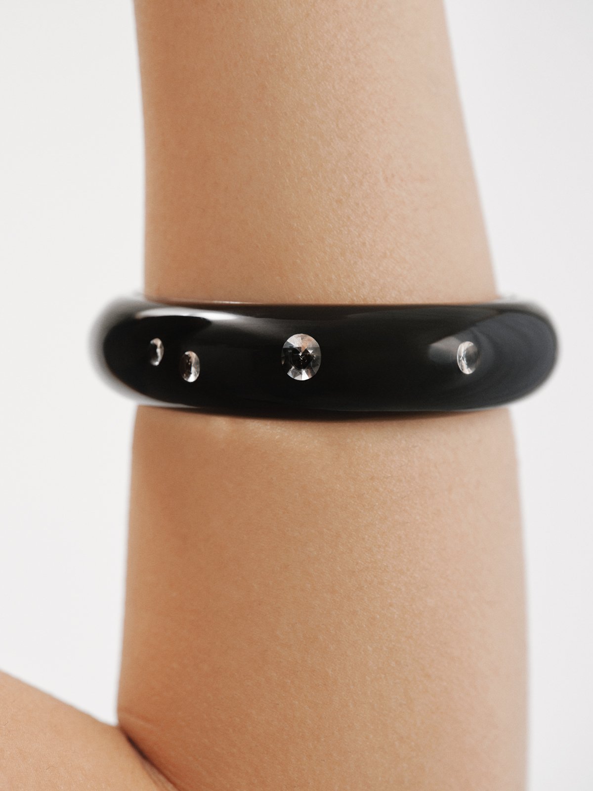 Pulsera rígida de plata 925 con esmalte negro y circones suspendidos en resina