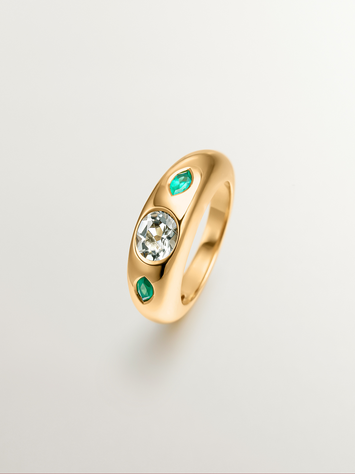 Anillo de plata 925 bañada en oro amarillo de 18K con cuarzo verde central y ónix verdes