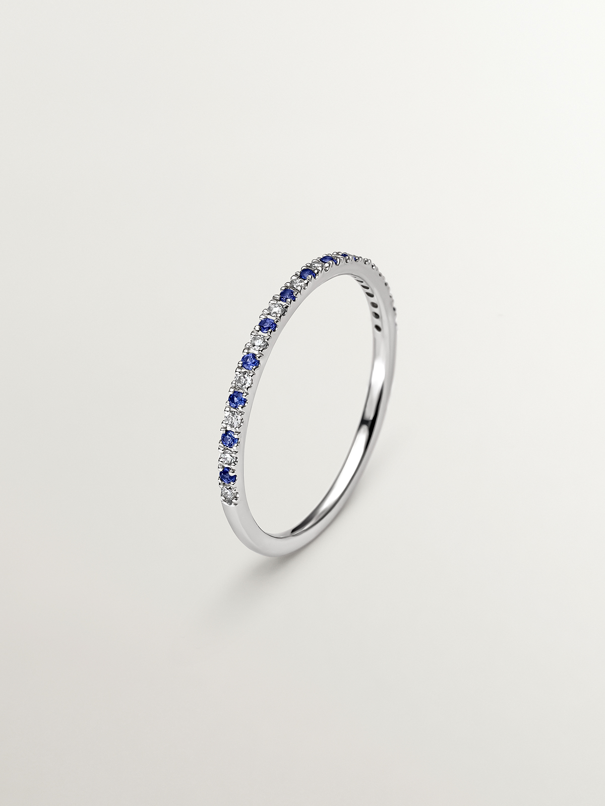 Bague en or blanc 9K avec saphirs et diamants