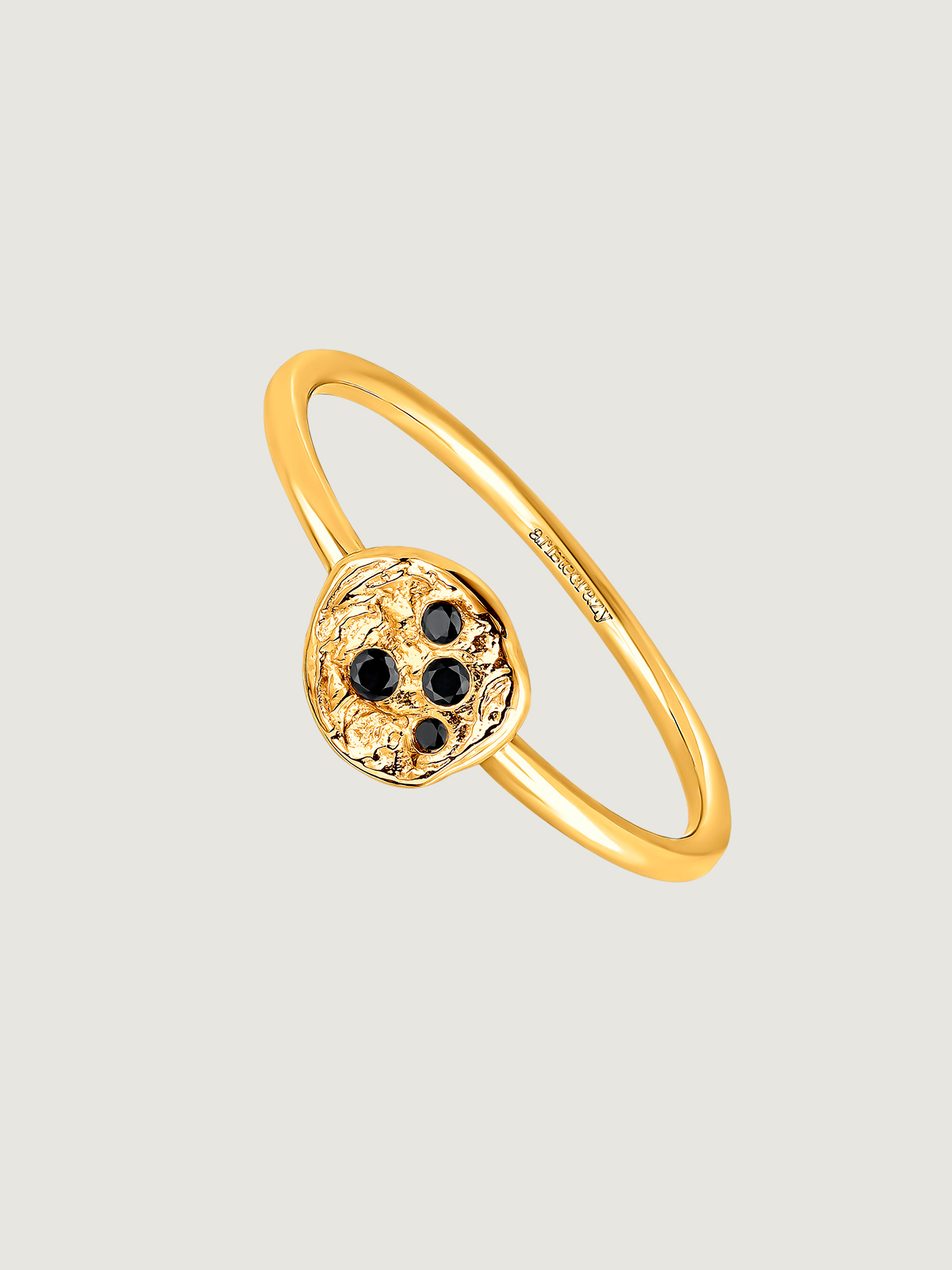 Bague en argent 925 plaquée en or jaune 18K avec relief et spinelles noires.