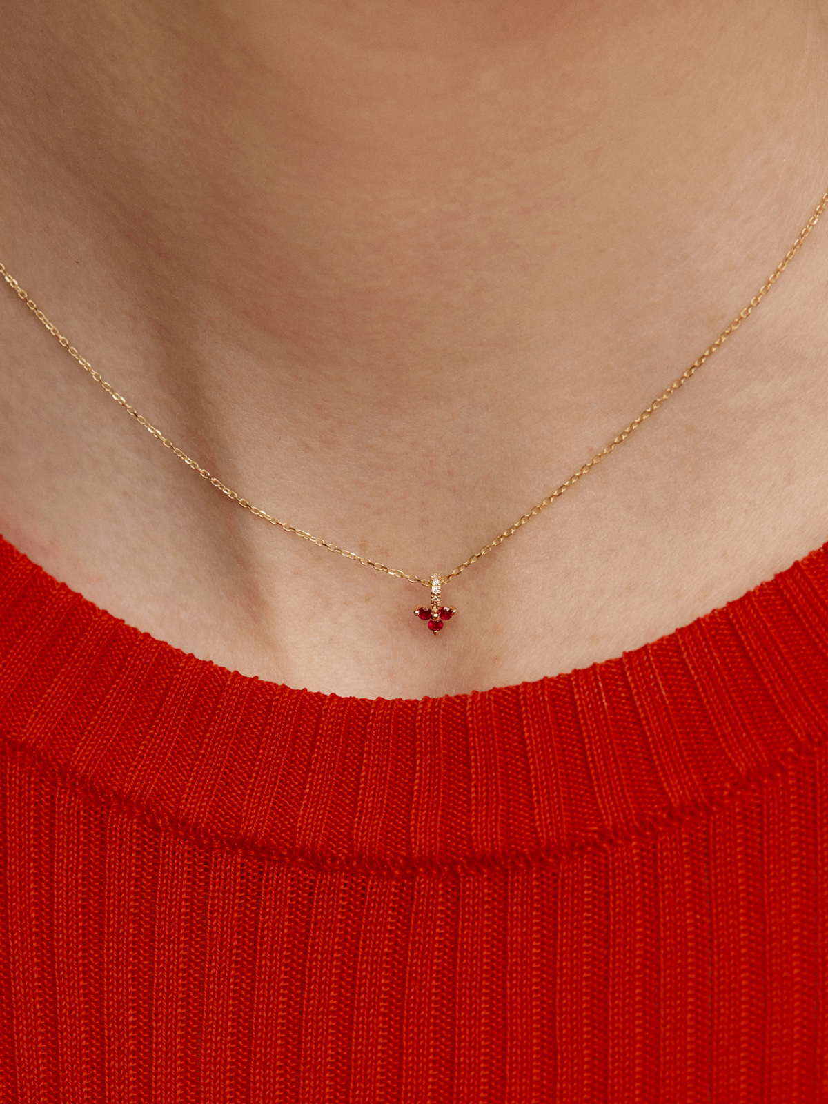 Pendentif en or jaune 9K avec trèfle en rubis rouges et diamants