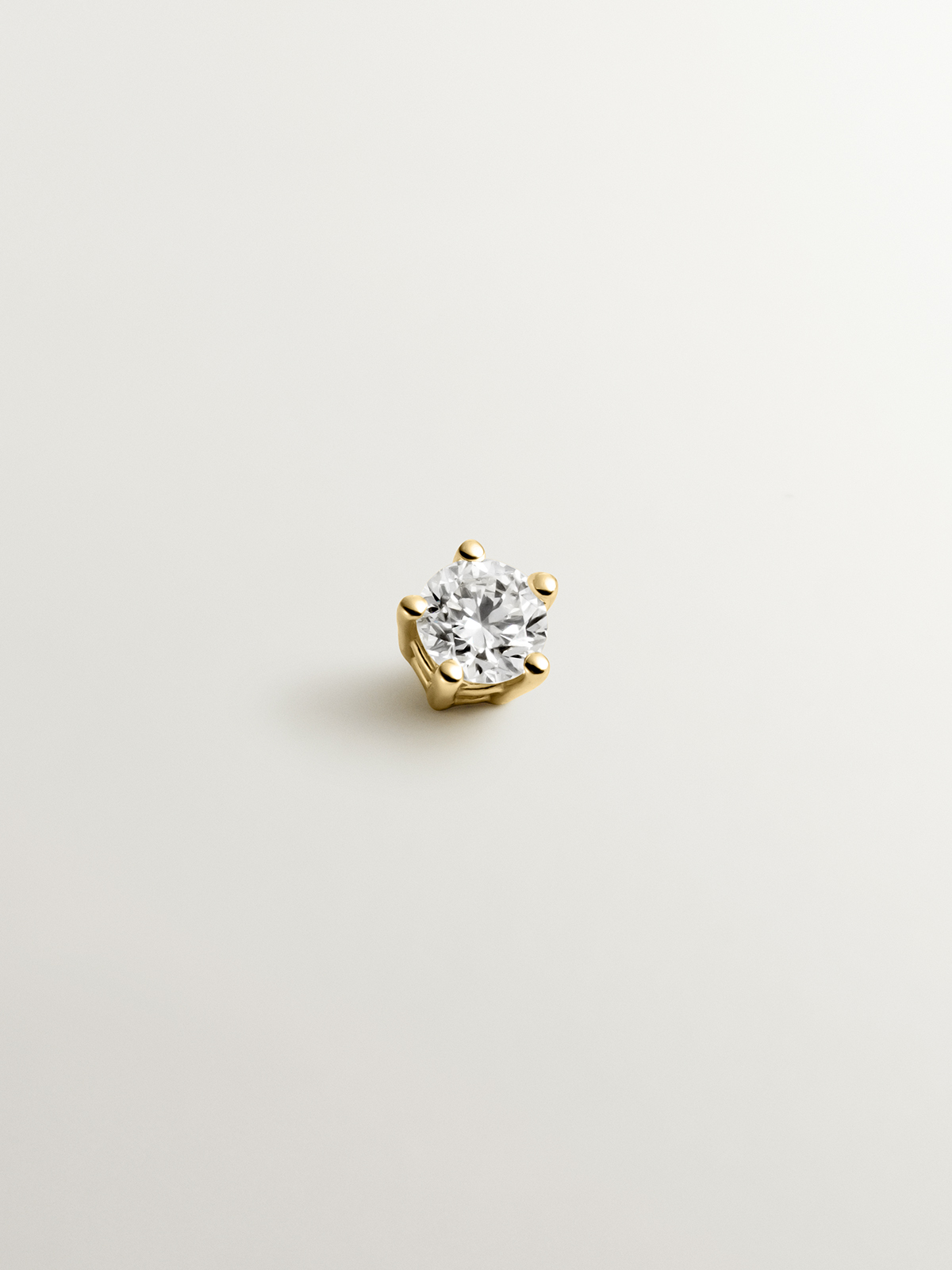 Individual 18K yellow gold earring with brilliant cut diamond